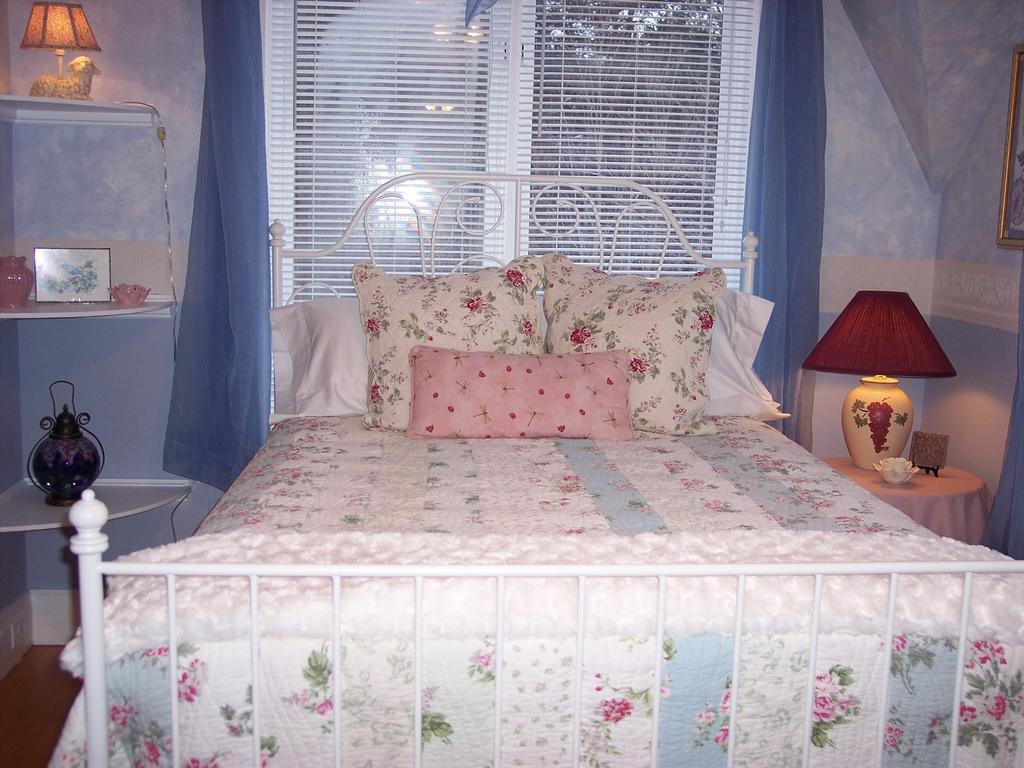 The Maples Bed And Breafast 호텔 앵거스 객실 사진